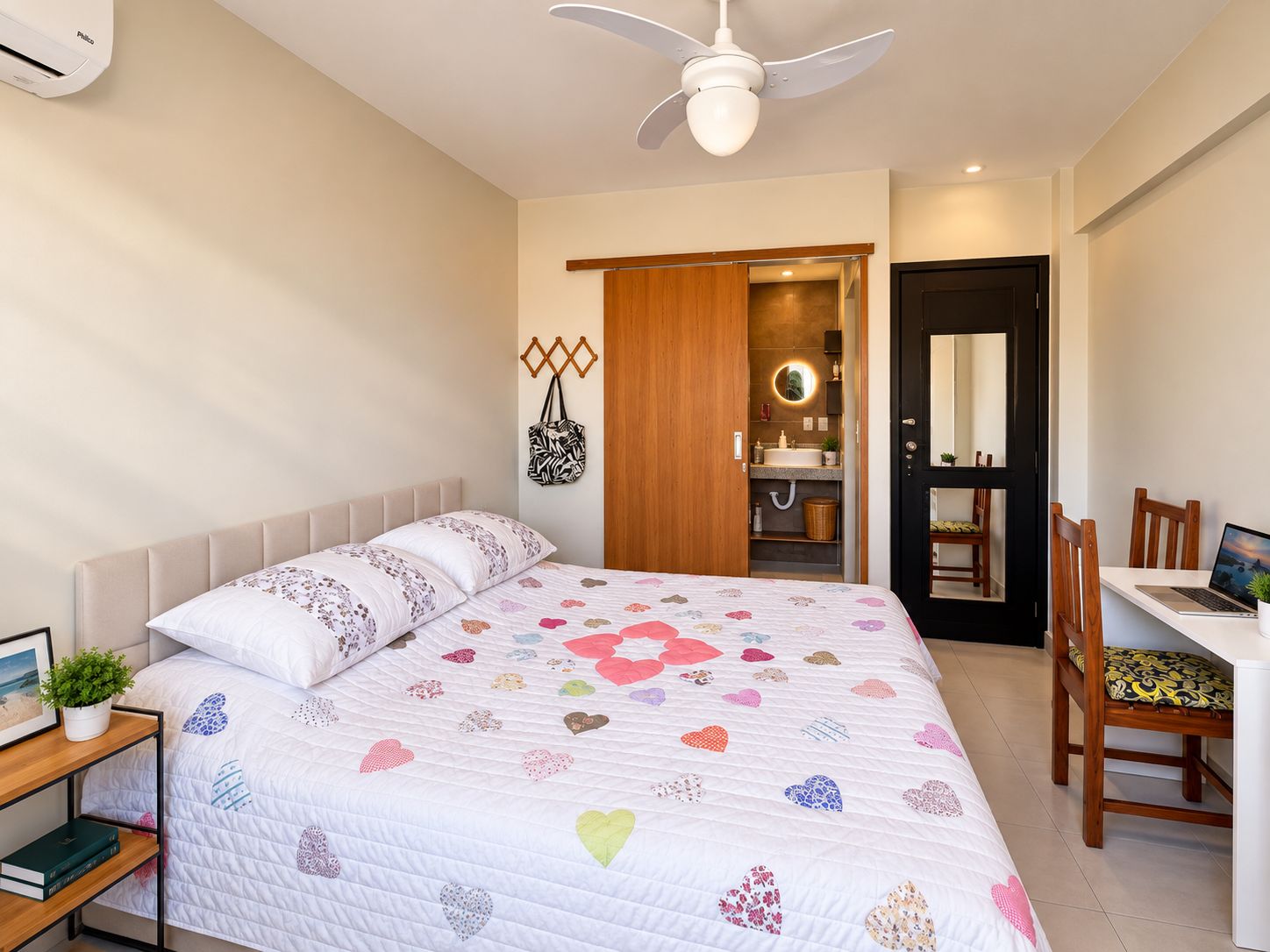 2 bedrooms, desk, WiFi (free), bed sheets