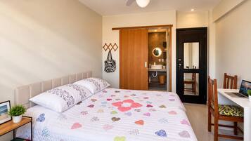 2 bedrooms, desk, WiFi (free), bed sheets