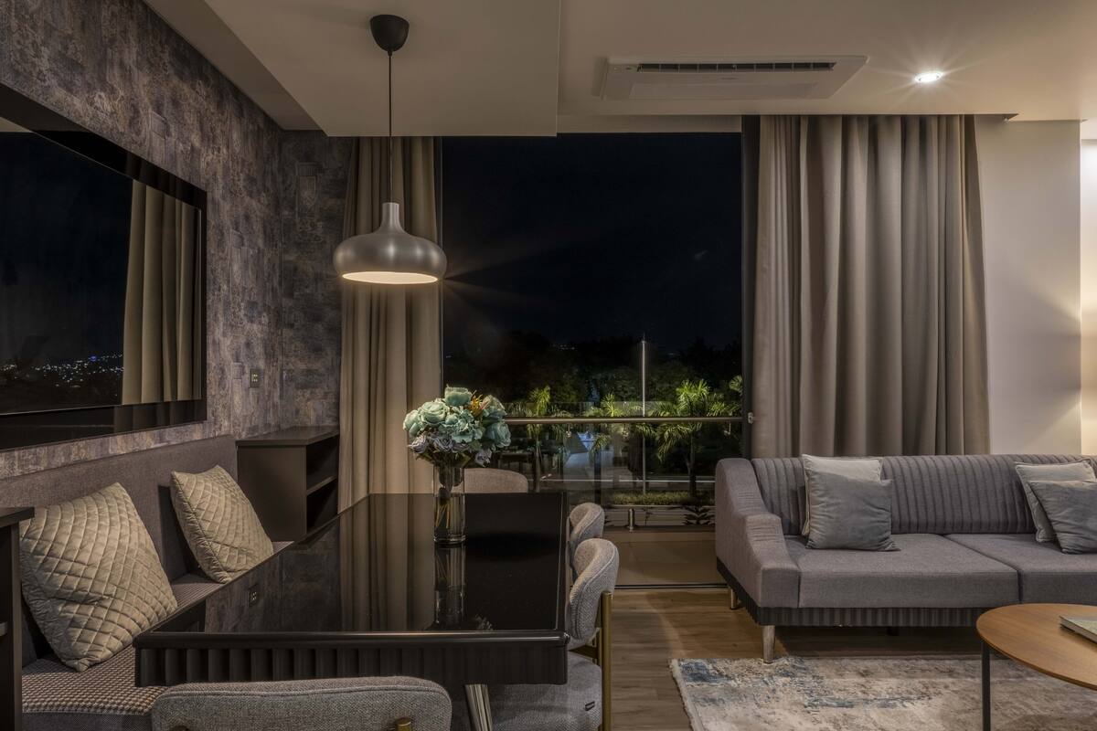 Junior Suite, Non Smoking, Pool View | In-room dining