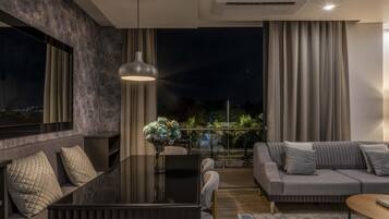 Junior Suite, Non Smoking, Pool View | In-room dining