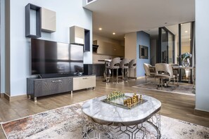 Royal-Penthouse, Terrasse, Hügelblick | Wohnbereich | 55-Zoll-Smart-TV mit Kabelempfang, Fernseher, Kinderspielzeug
