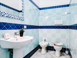 Ducha, secador de pelo y toallas