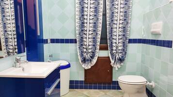 Douche, sĂšche-cheveux, serviettes fournies