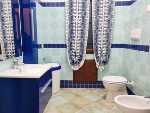 Douche, sèche-cheveux, serviettes fournies