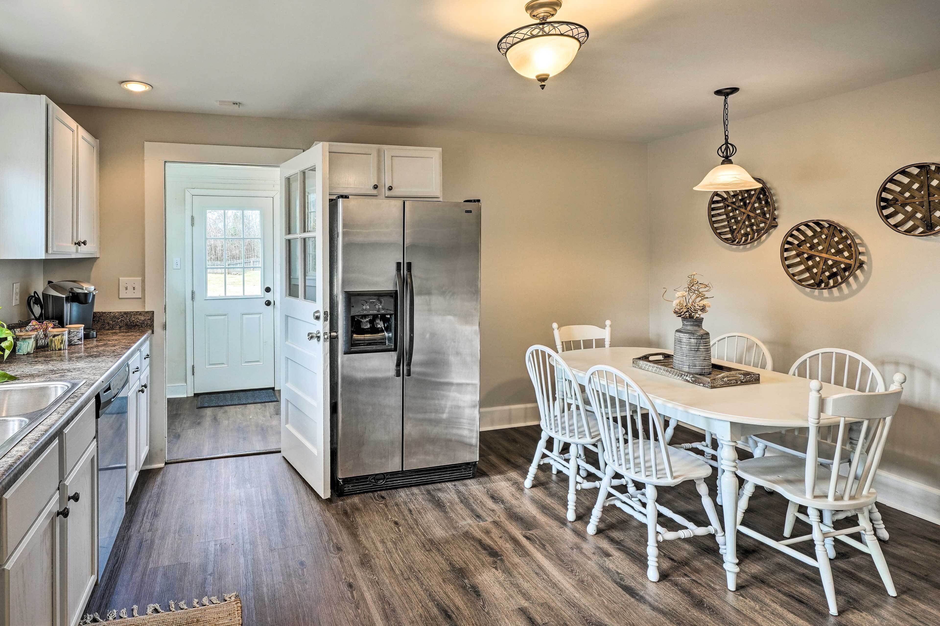 Coffee/tea maker, fridge, microwave, stovetop