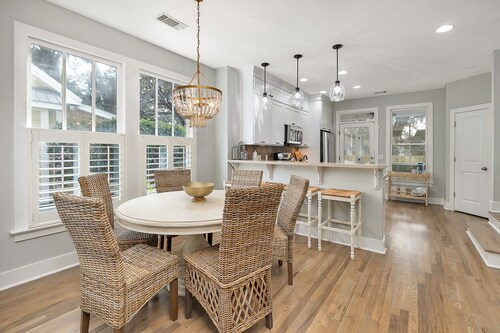 Circle Cottage, Private Heated Pool and Spa! Close to Beaches, Restaurants & Shopping!