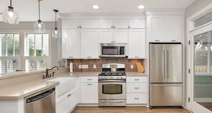 Circle Cottage, Private Heated Pool and Spa! Close to Beaches, Restaurants & Shopping!