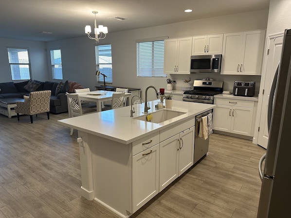 Frigorifero, microonde, forno, piano cottura