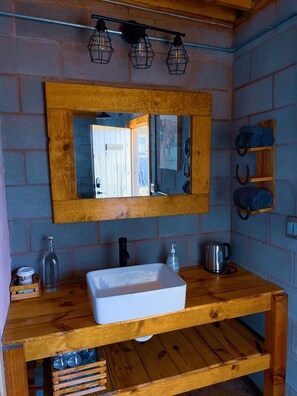 Asciugacapelli, asciugamani, sapone, shampoo