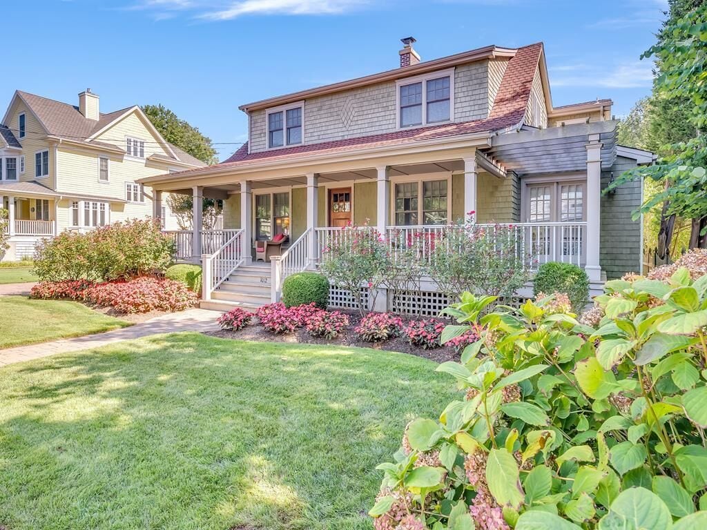 LARGE HOME WITH POOL