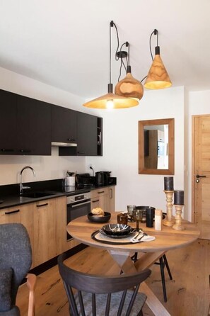 Microwave, oven, stovetop, dishwasher - Appart élégant à Vaujany av/ vue des montagnes! (Vaujany)