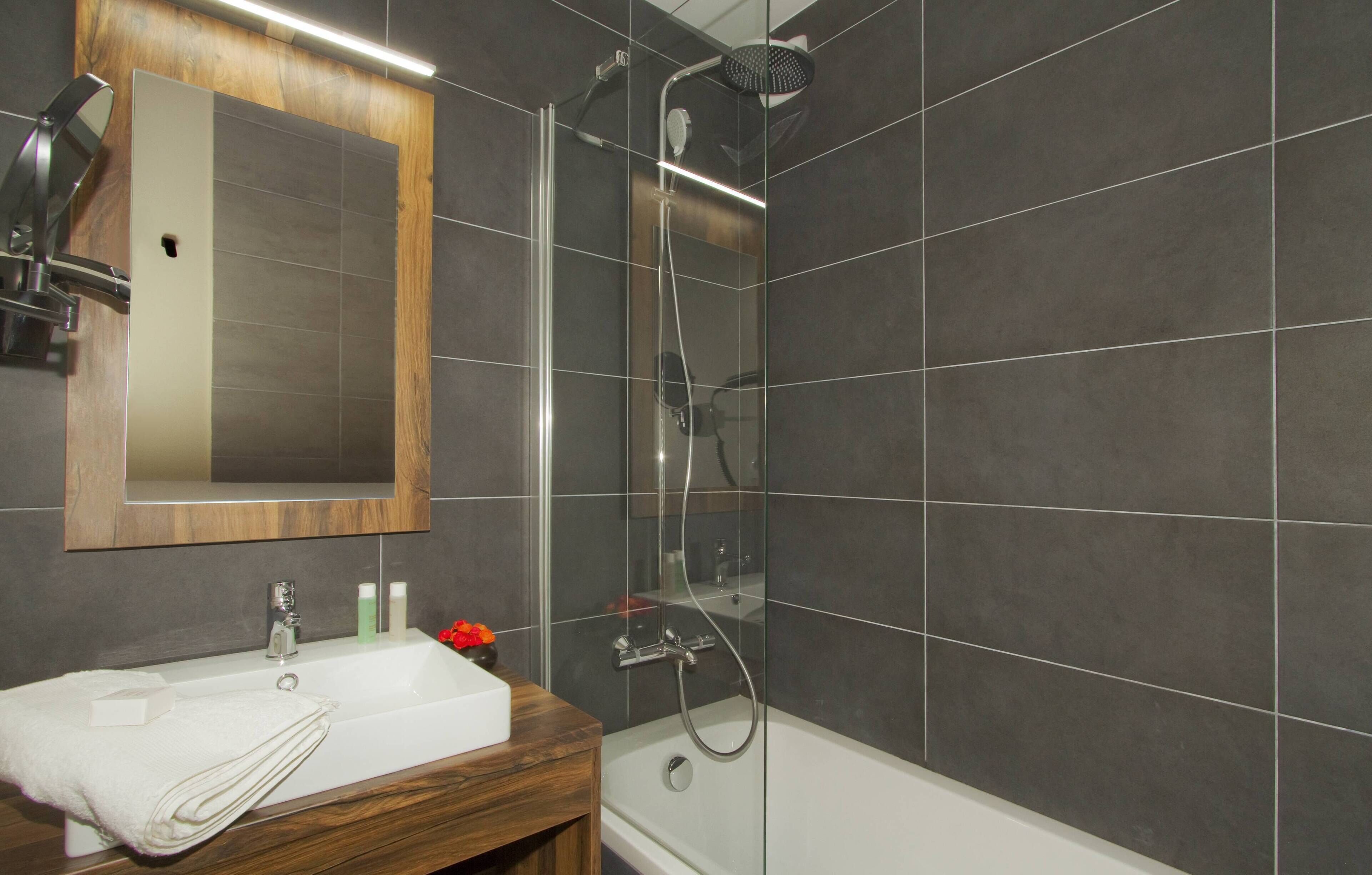 Serviettes fournies, savon, shampoing, papier toilette