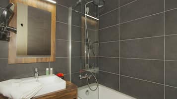 Serviettes fournies, savon, shampoing, papier toilette