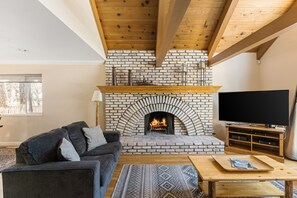 Smart TV, chimenea, futbolito y tenis de mesa