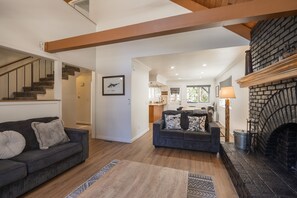 Smart TV, caminetto, tavolo da calcetto, tavolo da ping pong