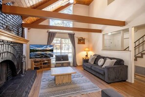 Smart-TV, Kamin, Arbeitsbereiche