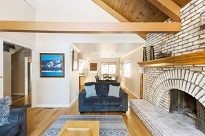 Smart TV, chimenea, futbolito y tenis de mesa