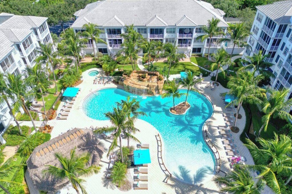 Alberca al aire libre y alberca climatizada