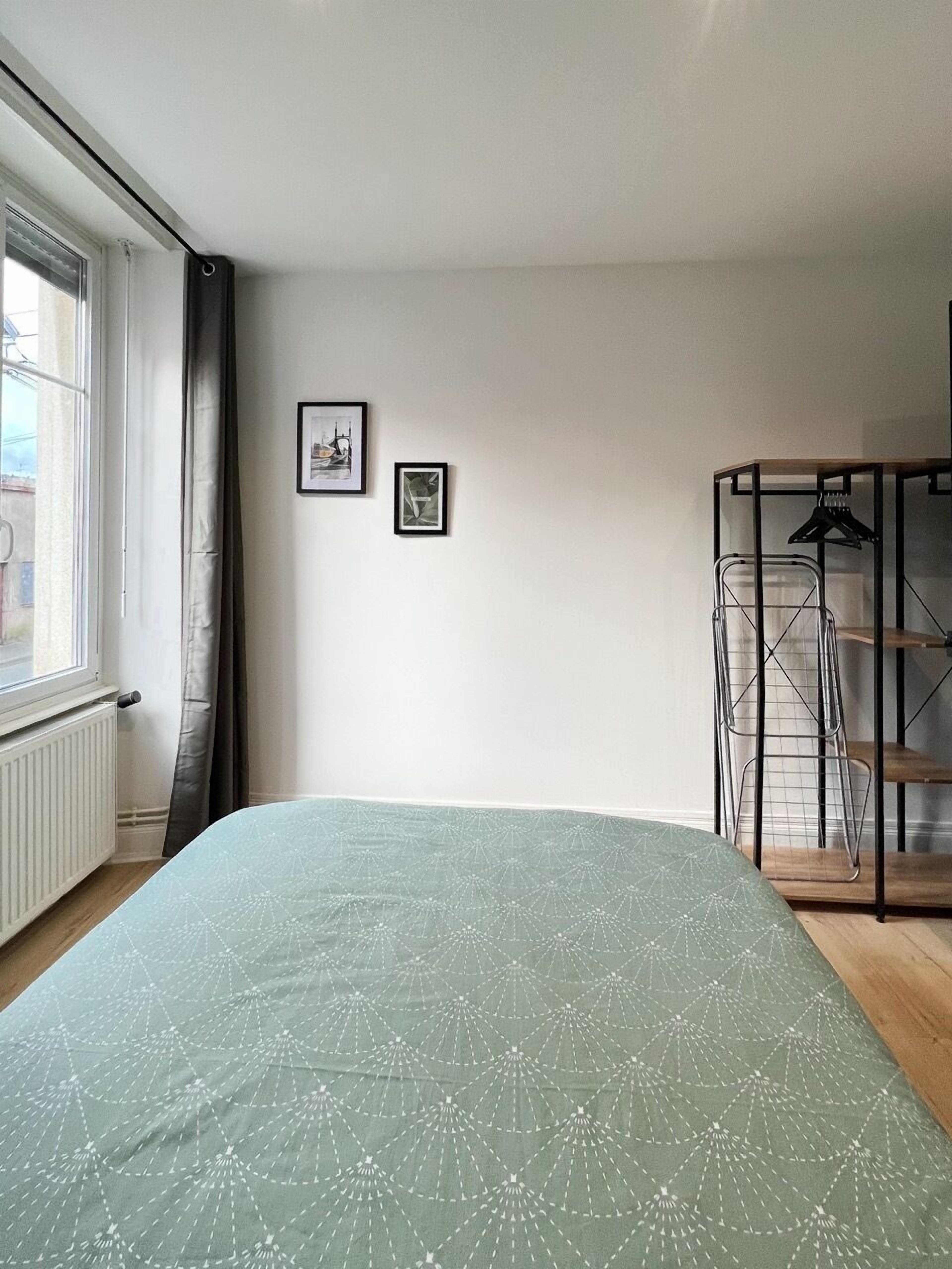 Schlafzimmer mit Memory Foam-Bett 160 x 200 cm