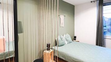 1 dormitorio, tabla de planchar con plancha, wifi y ropa de cama