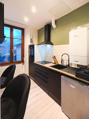 Fridge, microwave, oven, stovetop - Appart'Hôtel Le Valdoie - Renovated, Quiet, and Netflix (Belfort)
