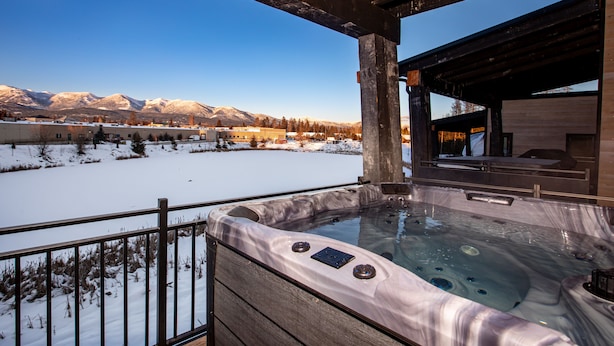 Un bain à remous avec vue sur des montagnes enneigées.