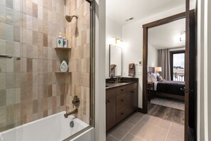Bañera con ducha, secador de pelo, toallas