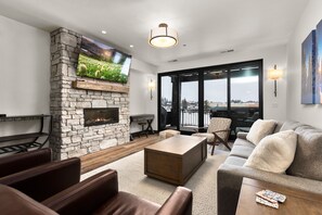 TV, fireplace