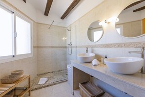 Dusche, Haartrockner, Handtücher