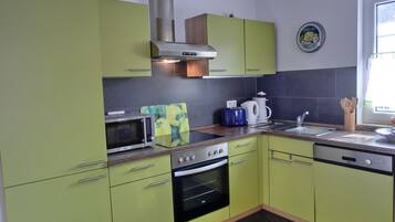 Geladeira, micro-ondas, fogão, cooktop