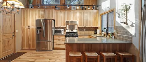 冰箱、微波炉、烤箱、炉灶