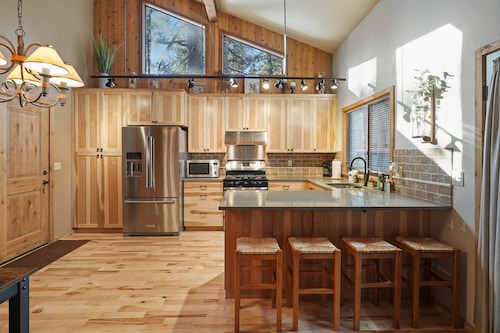 14 Mt Hood - SHARC, Wooded View, Huge Deck, Pet Friendly