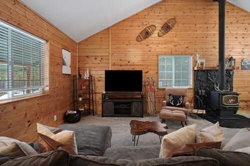 Basecamp - Cabin, Private Fenced Beauty! Detached Game Room, Darts, Basketball, Foosball