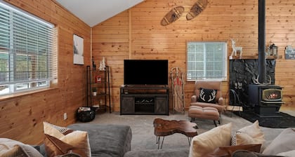 Basecamp - Cabin, Private Fenced Beauty! Detached Game Room, Darts, Basketball, Foosball