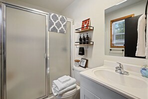 Duschwanne, Haartrockner, Handtücher