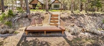 110 Crane - Spectacular River Front + Access, Hot Tub, Ping Pong, South of Sunriver Resort
