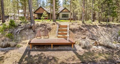 110 Crane - Spectacular River Front + Access, Hot Tub, Ping Pong, South of Sunriver Resort