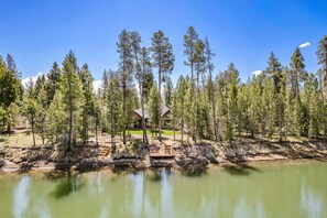 Property grounds - 110 Crane - Spectacular River Front + Access, Hot Tub, Ping Pong, South of Sunriver Resort (Sunriver)