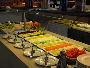 Ein Buffet mit verschiedenen Speisen und Besteck.