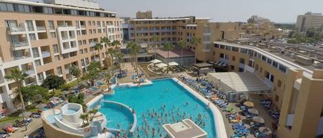 Kolam renang tertutup, kolam renang terbuka