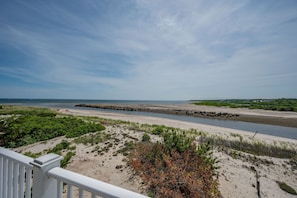 På stranden