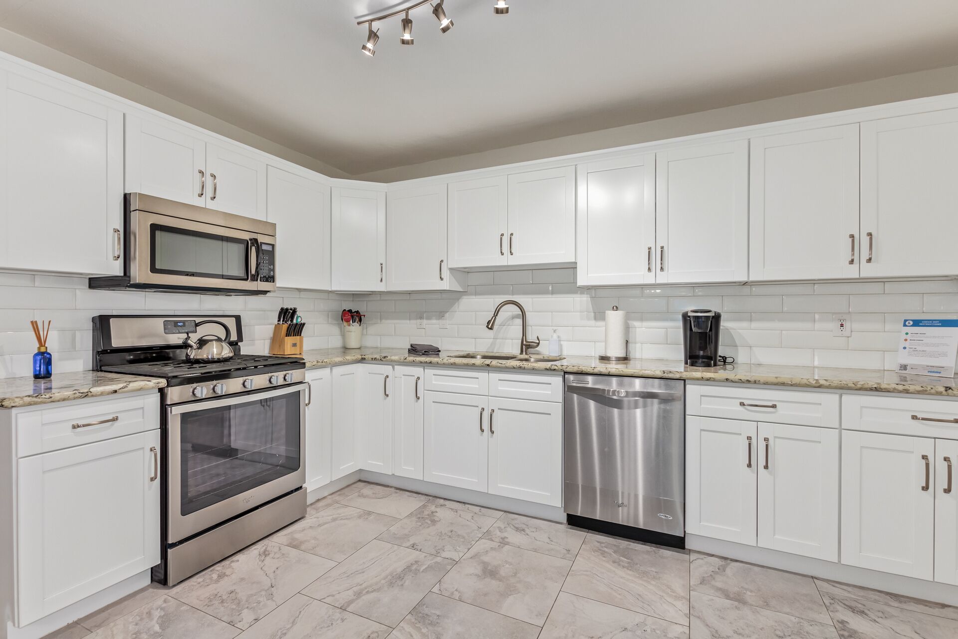 ثلاجة، ميكروويف، فرن، موقد طهي مسطح