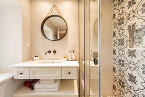 Shower, hair dryer, towels