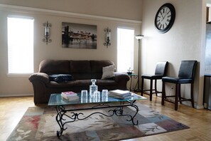 Living area - Beautiful and cinema ready! Quiet and relaxing! (El Paso)