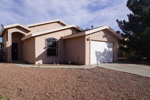 Exterior - Beautiful and cinema ready! Quiet and relaxing! (El Paso)