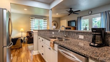 Frigorífico, microondas, horno y placa de cocina