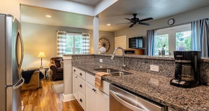 11th Street Cottage- Private deck just blocks from downtown Cody, WY