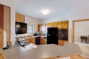 Refrigerador, microondas, horno y parrilla de estufa 