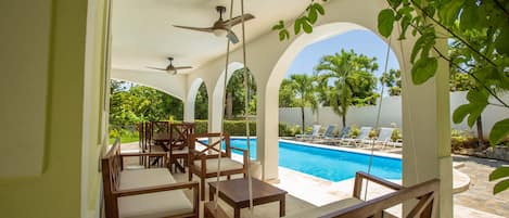 Una piscina al aire libre