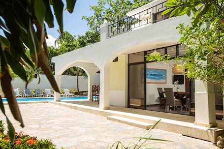 Outdoor dining. Quaint Villa with Beautiful gardens